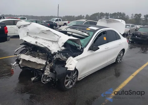 2017 Mercedes-Benz C 300 z USA, uszkodzony, nr VIN 55SWF4JB0HU233873